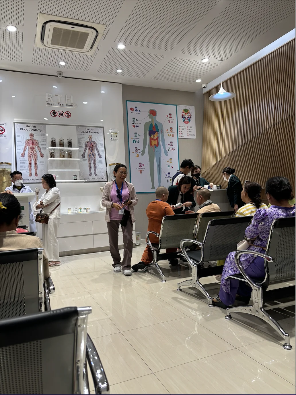 mua-thuoc-ran-tai-trung-tam-thai-lan