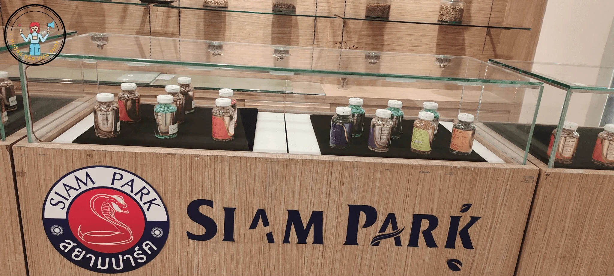 quay-trung-bay-san-pham-thuoc-ran-thai-lan