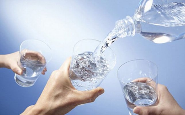 uống nhiều nước giúp ngăn ngừa sỏi thận